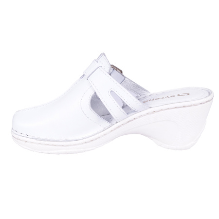 Klapki damskie zakryte na koturnie SYRENA SST 22666 białe