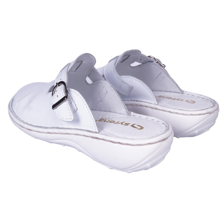 Białe klapki damskie zakryty palec skóra SYRENA SST 22655