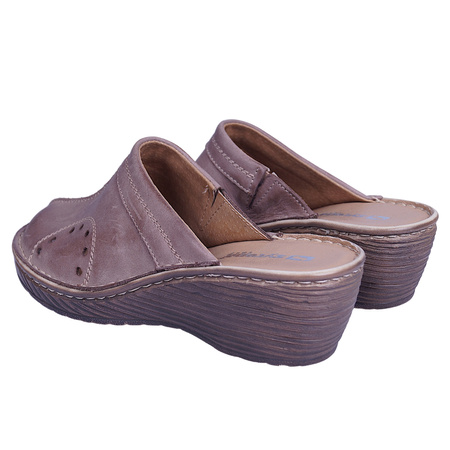 Skórzane klapki damskie na koturnie Syrena SH 624 beżowe