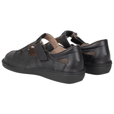 Czarne przewiewne półbuty na rzepy SOT 067 marki Syrena