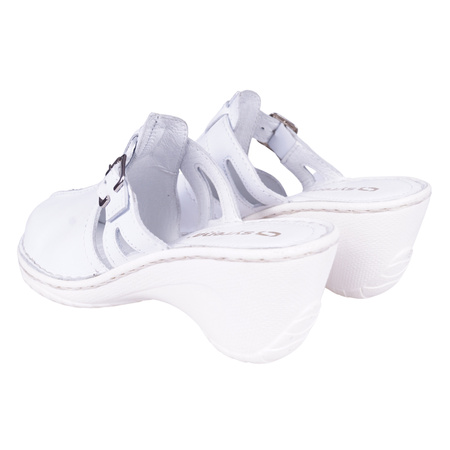 Klapki damskie zakryte na koturnie SYRENA SST 22666 białe